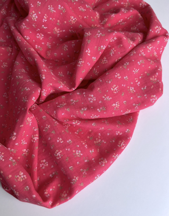 Margot - Double gaze de coton coloris fond framboise imprimé fleuri Tissus issus de l'agriculture biologique  - 7