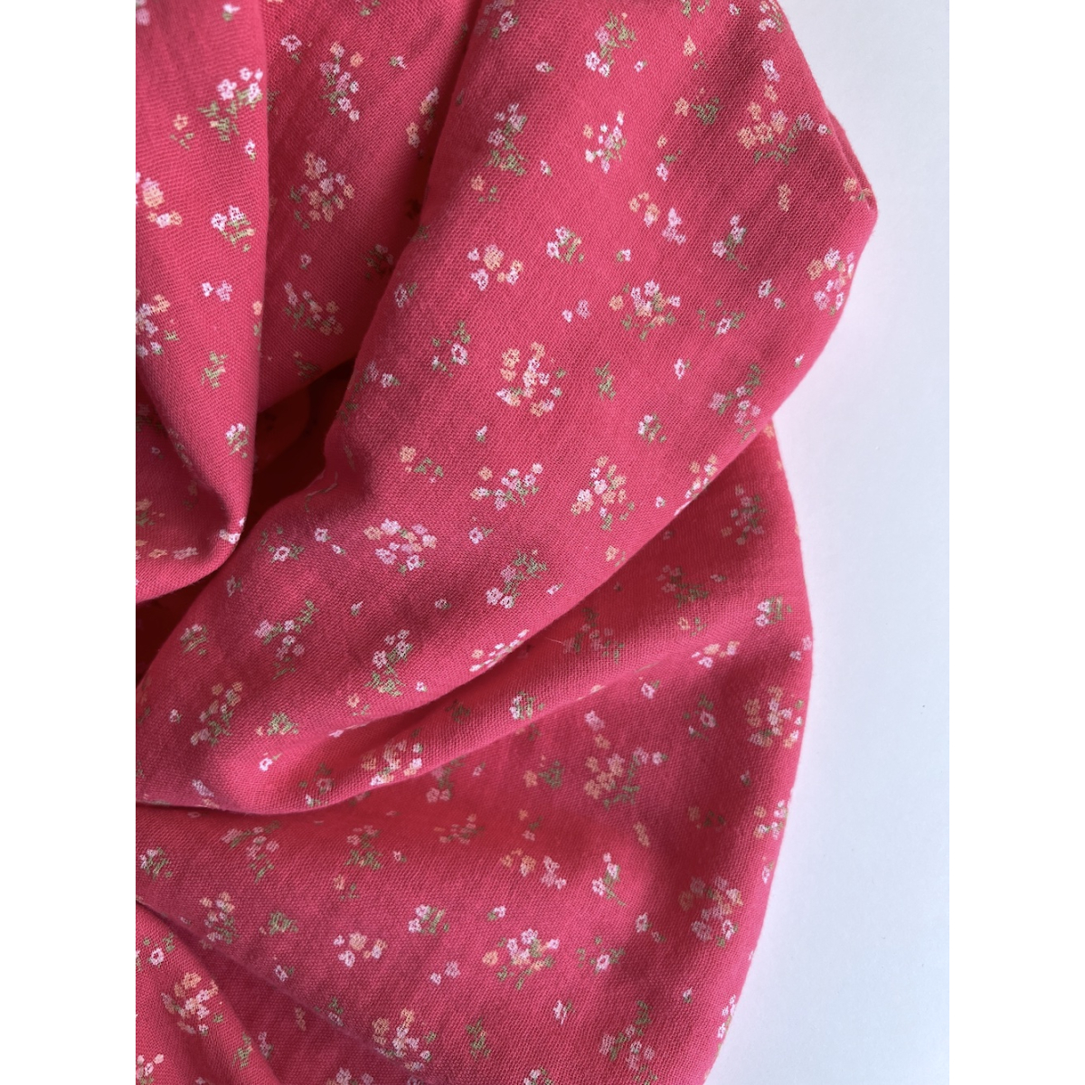 Margot - Double gaze de coton coloris fond framboise imprimé fleuri Tissus issus de l'agriculture biologique  - 8