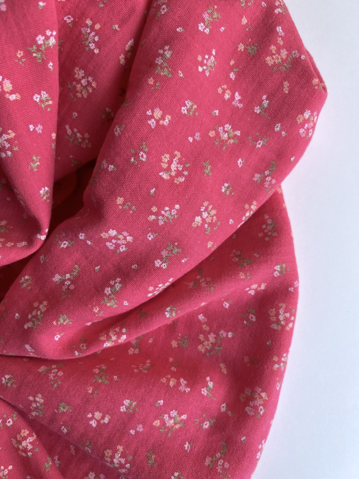 Margot - Double gaze de coton coloris fond framboise imprimé fleuri Tissus issus de l'agriculture biologique  - 8