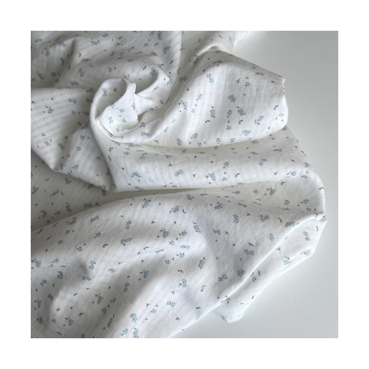 Seersucker / Coton gaufré doux motif fleuri bleu ciel Batikou - 1 Seersucker / Coton gaufré doux motif fleuri bleu ciel Batikou - 1