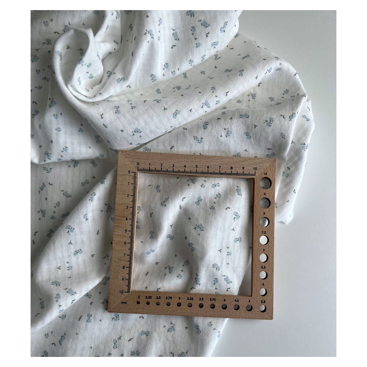 Seersucker / Coton gaufré doux motif fleuri bleu ciel Batikou - 6 Seersucker / Coton gaufré doux motif fleuri bleu ciel Batikou - 6