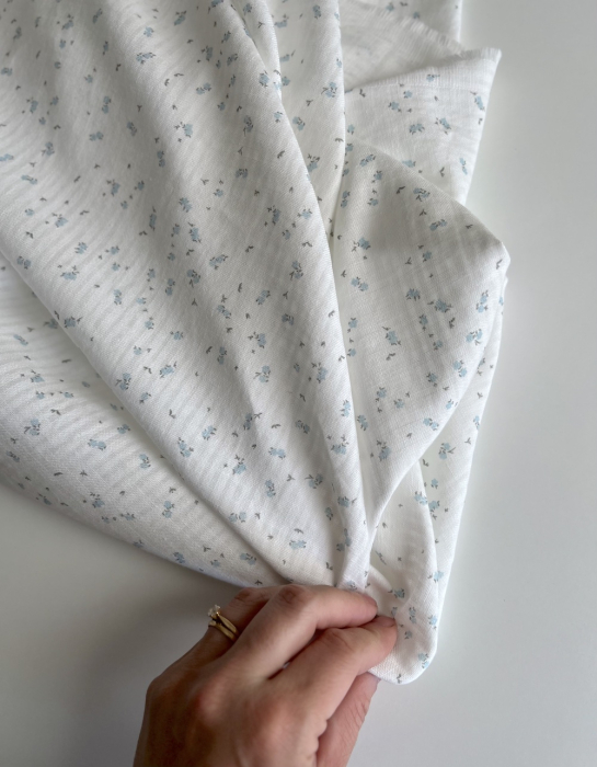 Seersucker / Coton gaufré doux motif fleuri bleu ciel Batikou - 2