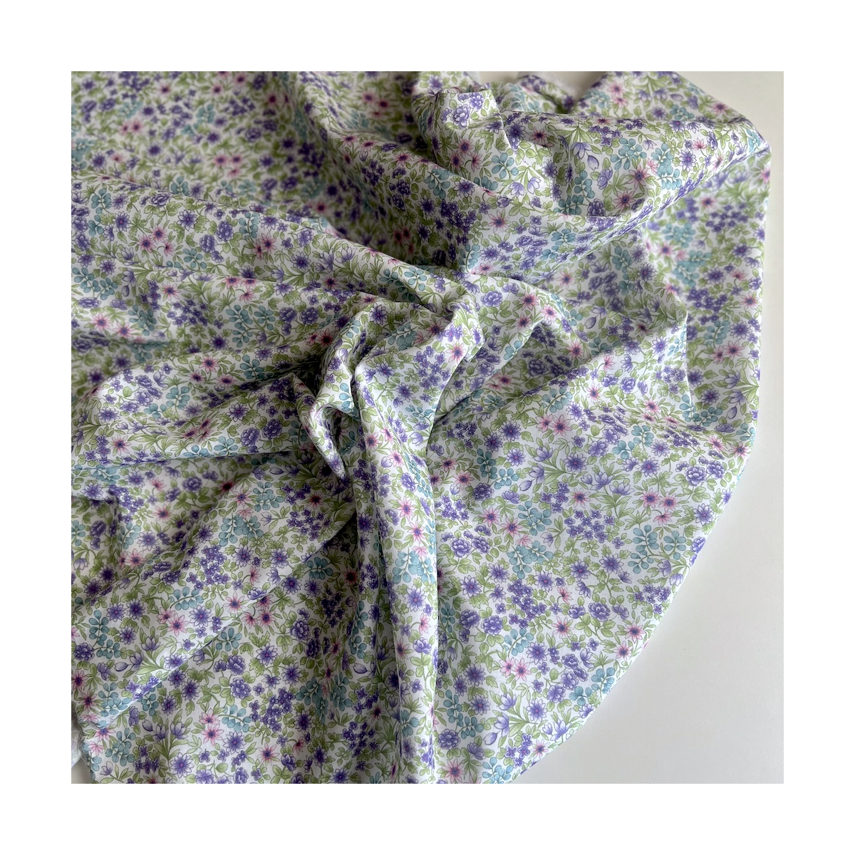 Rita - Batiste de coton bio SILKYNE à imprimé fleuri bleu et vert Tissus issus de l'agriculture biologique  - 1 Rita - Batiste de coton bio SILKYNE à imprimé fleuri bleu et vert Tissus issus de l'agriculture biologique  - 1