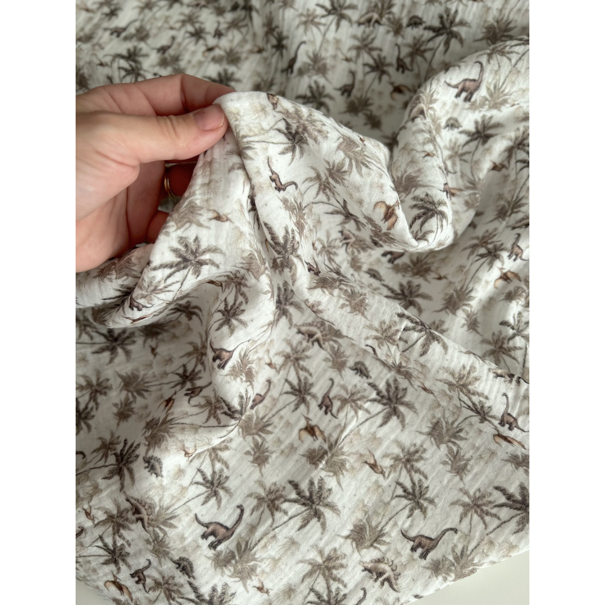 Dino - Double gaze de coton imprimé dinosaures taupe / kaki Qualité Oeko-tex - 8 Dino - Double gaze de coton imprimé dinosaures taupe / kaki Qualité Oeko-tex - 8