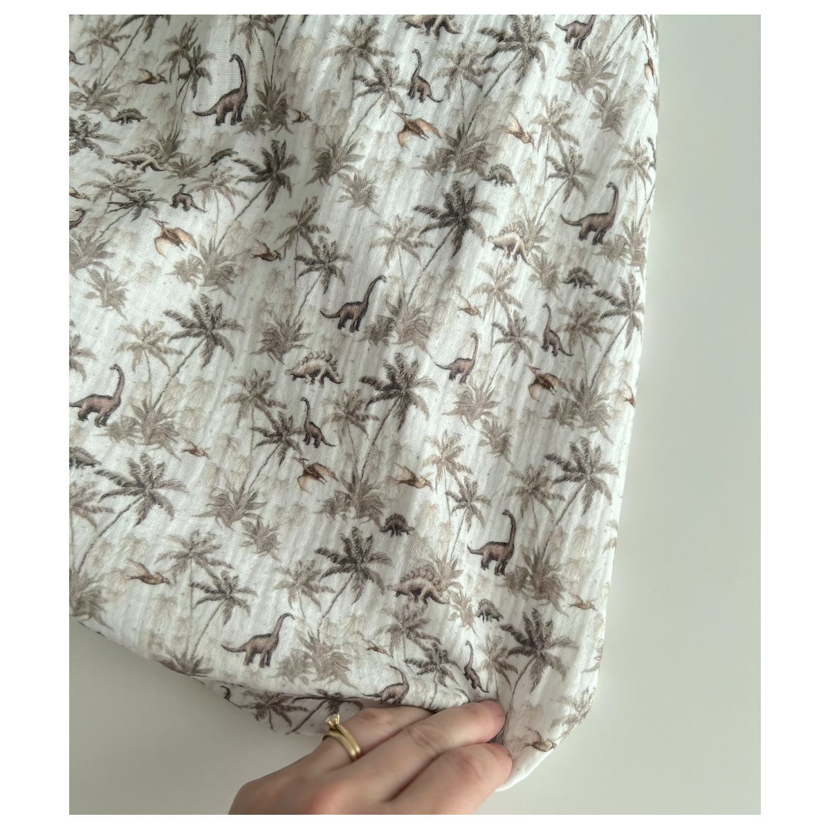 Dino - Double gaze de coton imprimé dinosaures taupe / kaki Qualité Oeko-tex - 9 Dino - Double gaze de coton imprimé dinosaures taupe / kaki Qualité Oeko-tex - 9