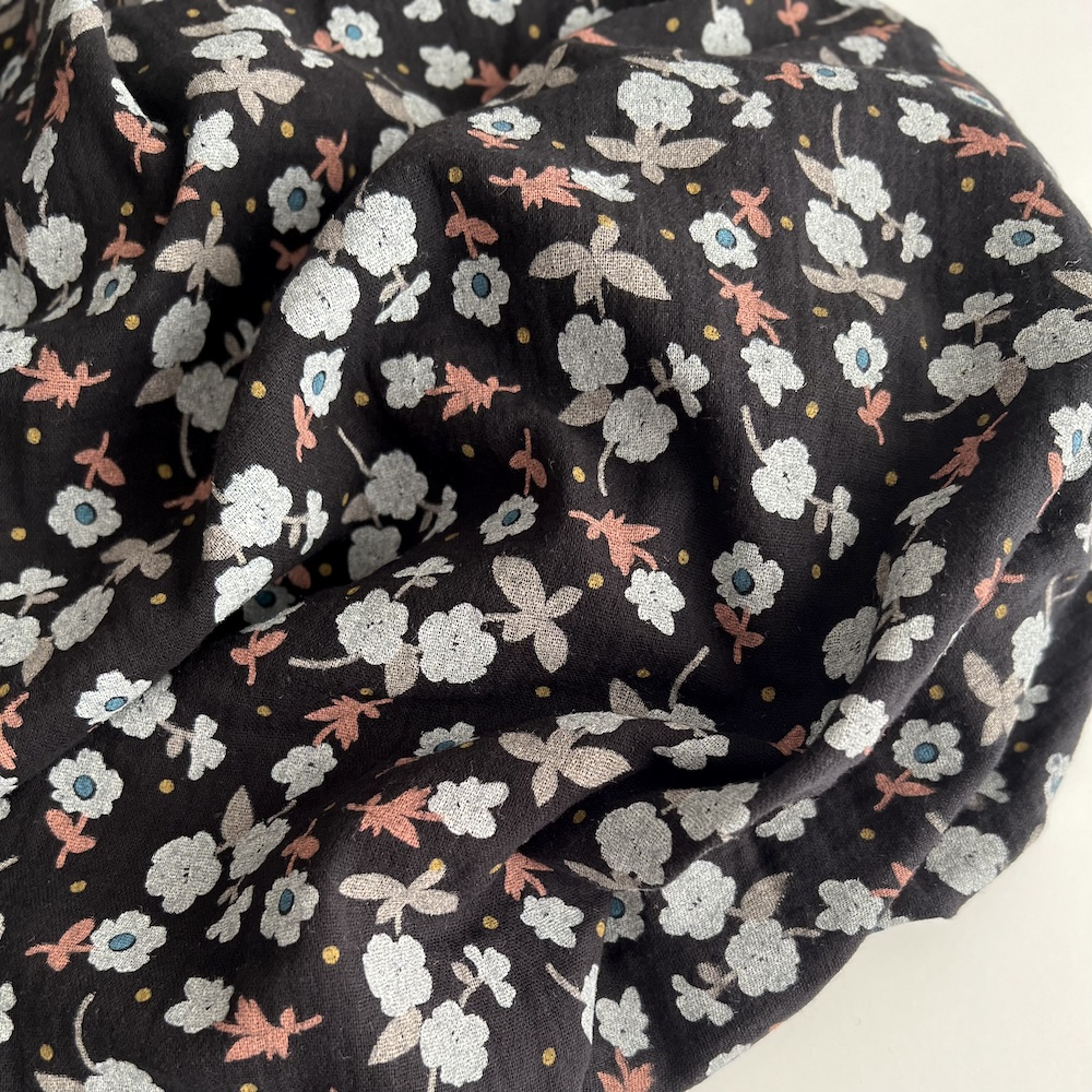 Olivia - Double gaze de coton coloris fond noir imprimé fleuri Tissus issus de l'agriculture biologique  - 1