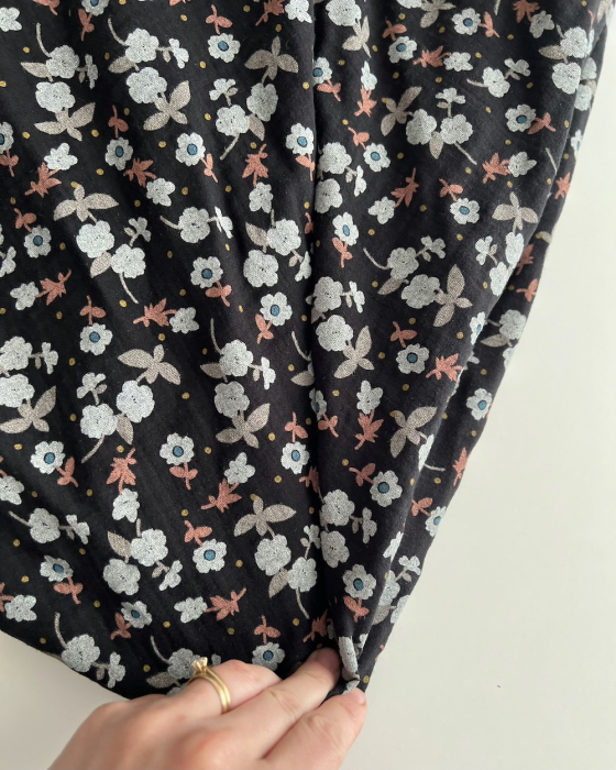 Olivia - Double gaze de coton coloris fond noir imprimé fleuri Tissus issus de l'agriculture biologique  - 2