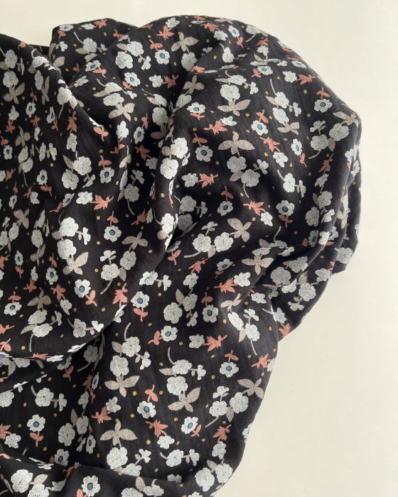 Olivia - Double gaze de coton coloris fond noir imprimé fleuri Tissus issus de l'agriculture biologique  - 3