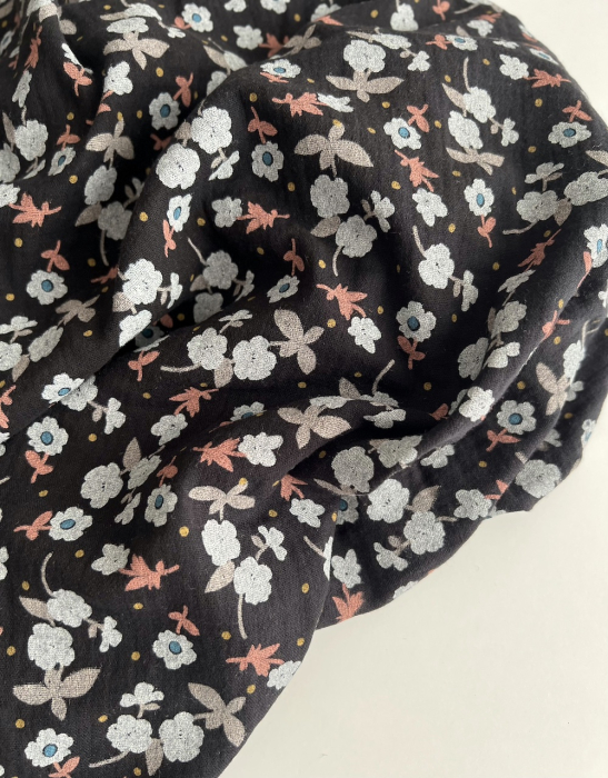 Olivia - Double gaze de coton coloris fond noir imprimé fleuri Tissus issus de l'agriculture biologique  - 4