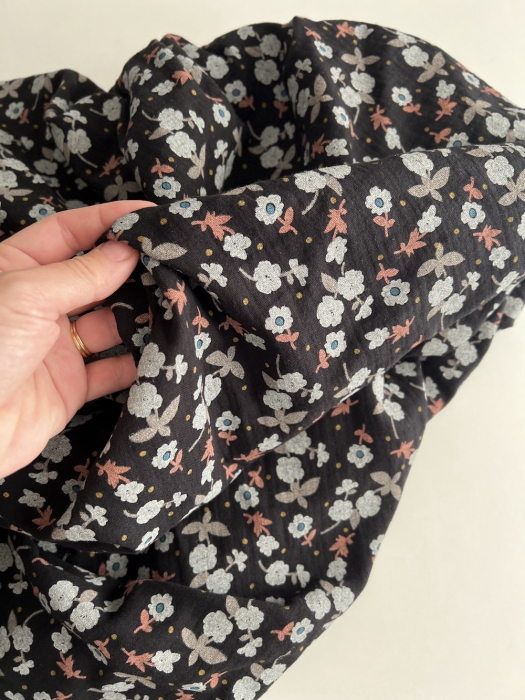 Olivia - Double gaze de coton coloris fond noir imprimé fleuri Tissus issus de l'agriculture biologique  - 7