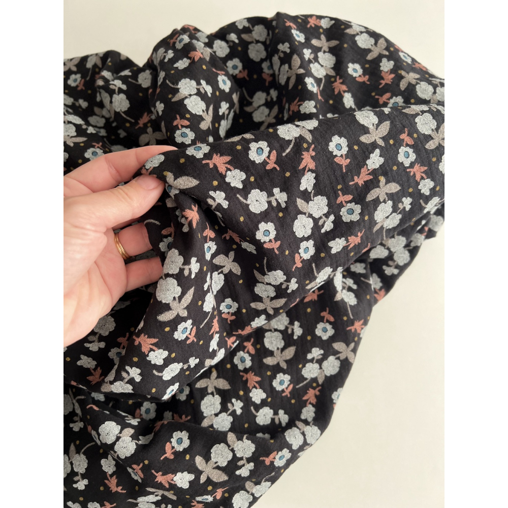 Olivia - Double gaze de coton coloris fond noir imprimé fleuri Tissus issus de l'agriculture biologique  - 7