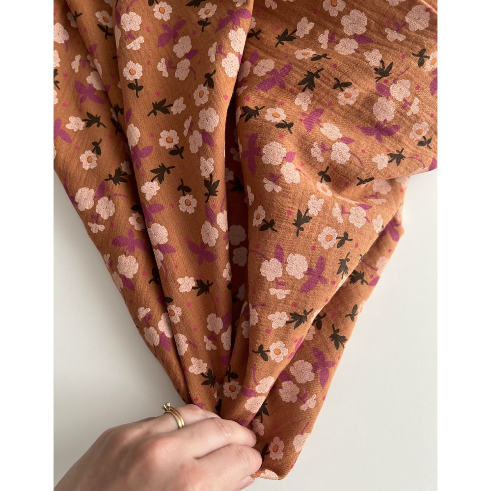 Olivia - Double gaze de coton coloris fond écureuil imprimé fleuri Tissus issus de l'agriculture biologique  - 4