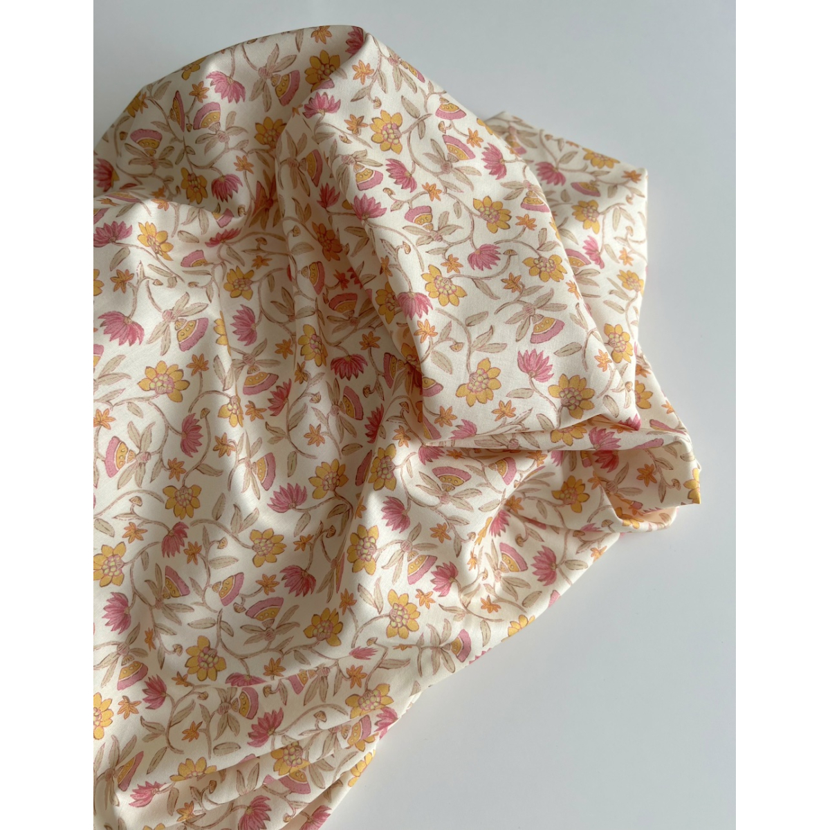 India - Popeline de coton BIO imprimé fleurs indiennes fond écru Tissus issus de l'agriculture biologique  - 5