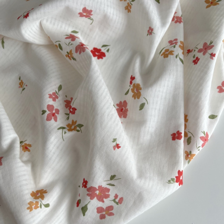 Seersucker / Coton gaufré doux fond blanc motif fleuri rouge rose Batikou - 1 Seersucker / Coton gaufré doux fond blanc motif fleuri rouge rose Batikou - 1