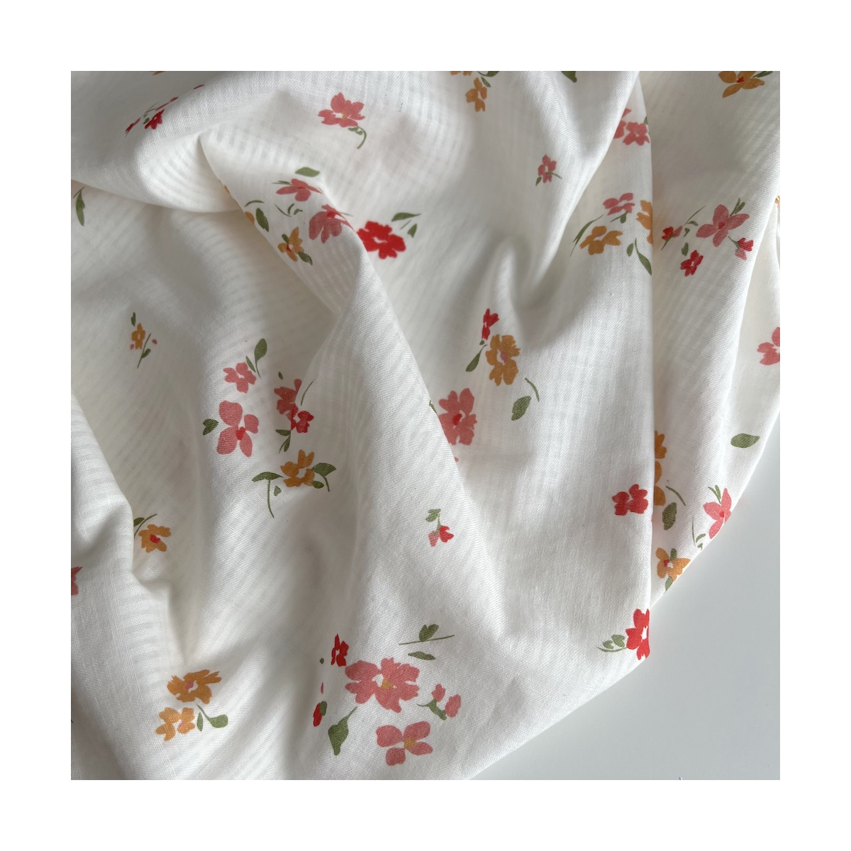 Seersucker / Coton gaufré doux fond blanc motif fleuri rouge rose Batikou - 1