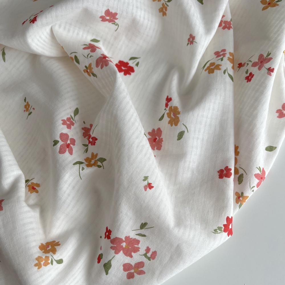 Seersucker / Coton gaufré doux fond blanc motif fleuri rouge rose Batikou - 1