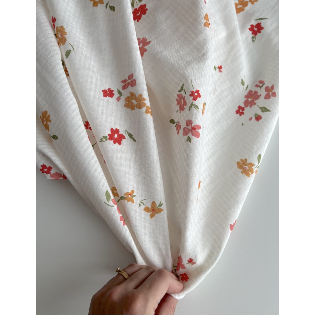 Seersucker / Coton gaufré doux fond blanc motif fleuri rouge rose Batikou - 6