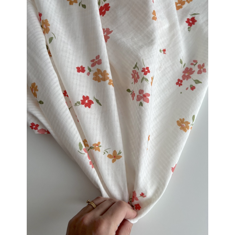 Seersucker / Coton gaufré doux fond blanc motif fleuri rouge rose Batikou - 6