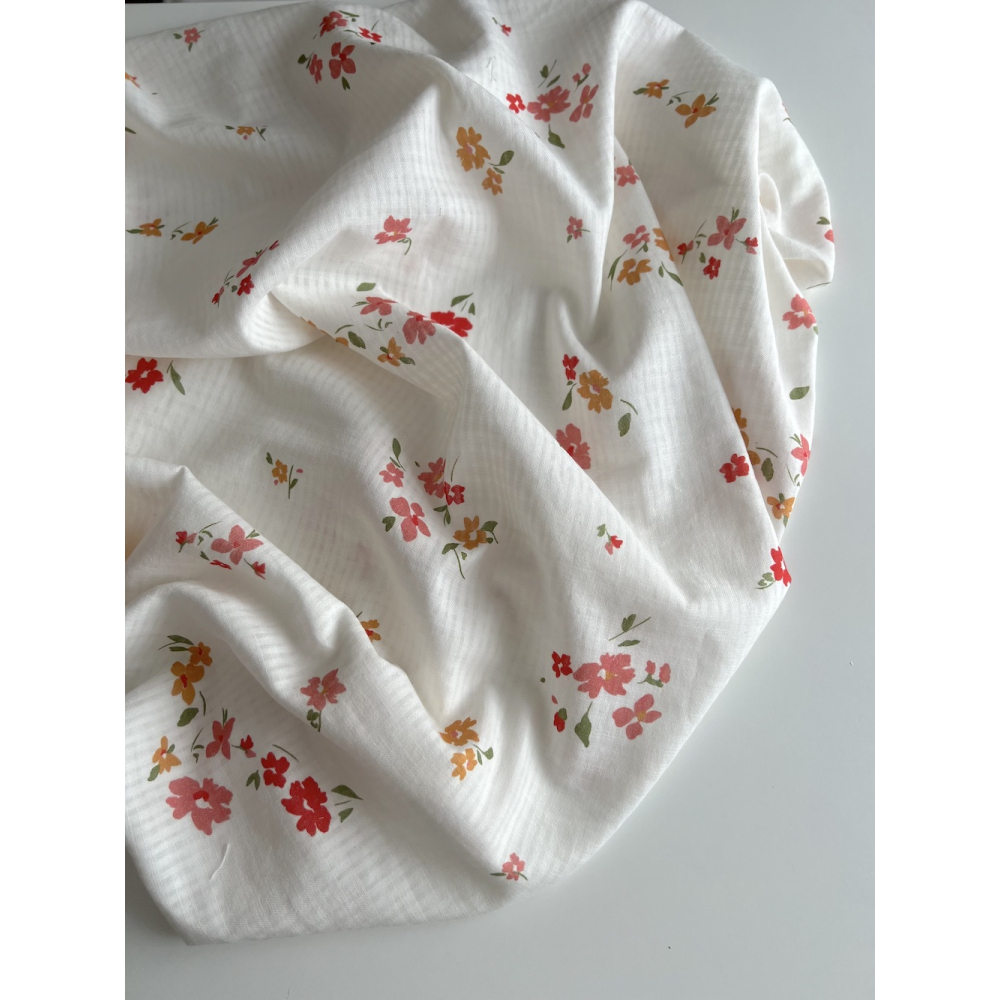 Seersucker / Coton gaufré doux fond blanc motif fleuri rouge rose Batikou - 7