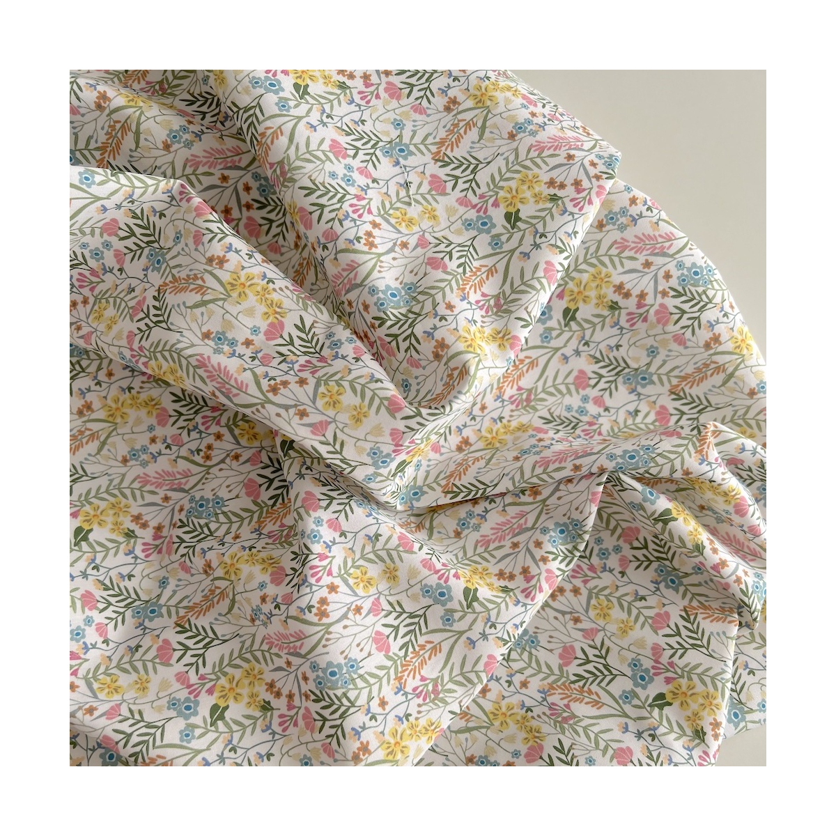 Lucie - Popeline classique coton BIO fond blanc à motifs fleuri vert Tissus issus de l'agriculture biologique  - 1