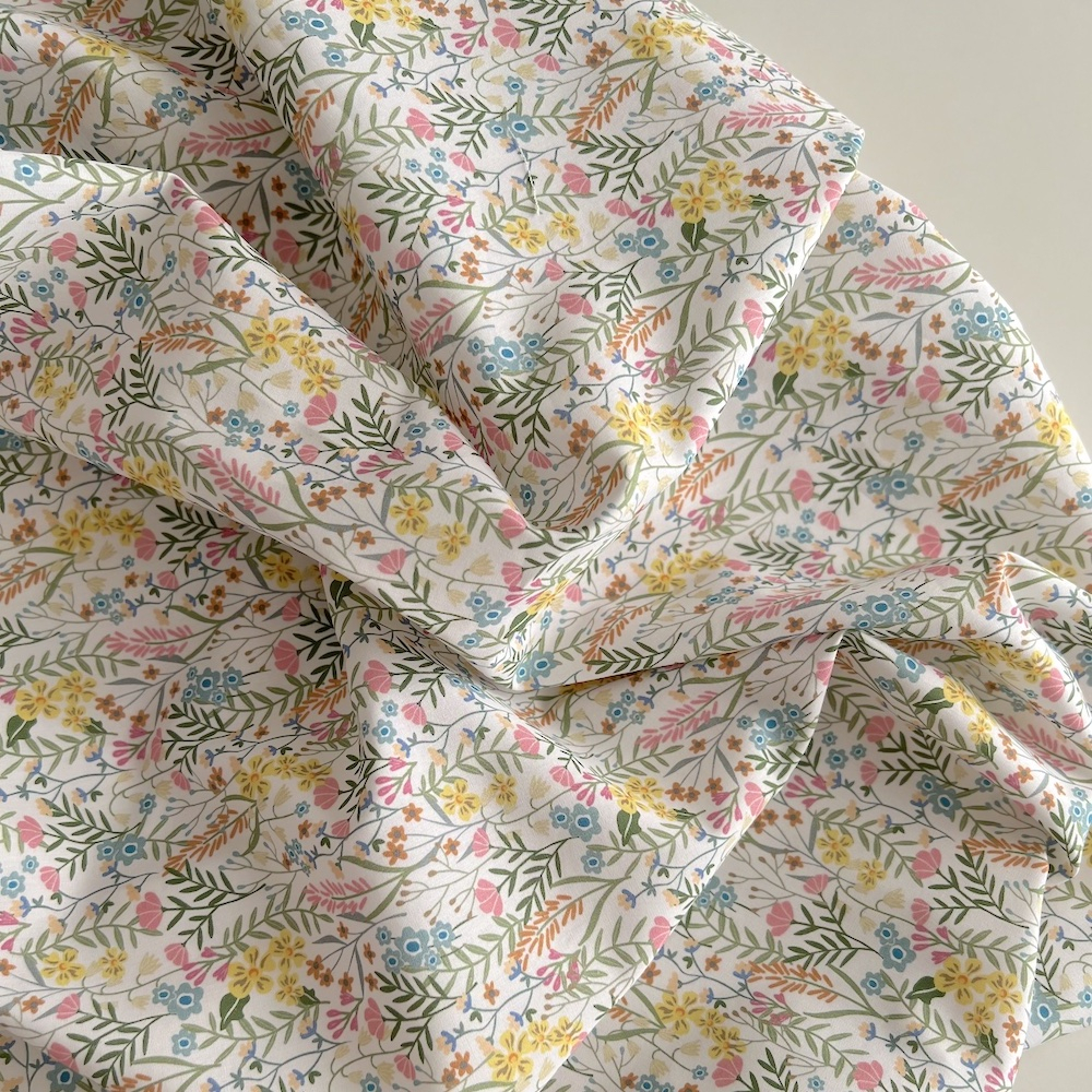 Lucie - Popeline classique coton BIO fond blanc à motifs fleuri vert Tissus issus de l'agriculture biologique  - 1