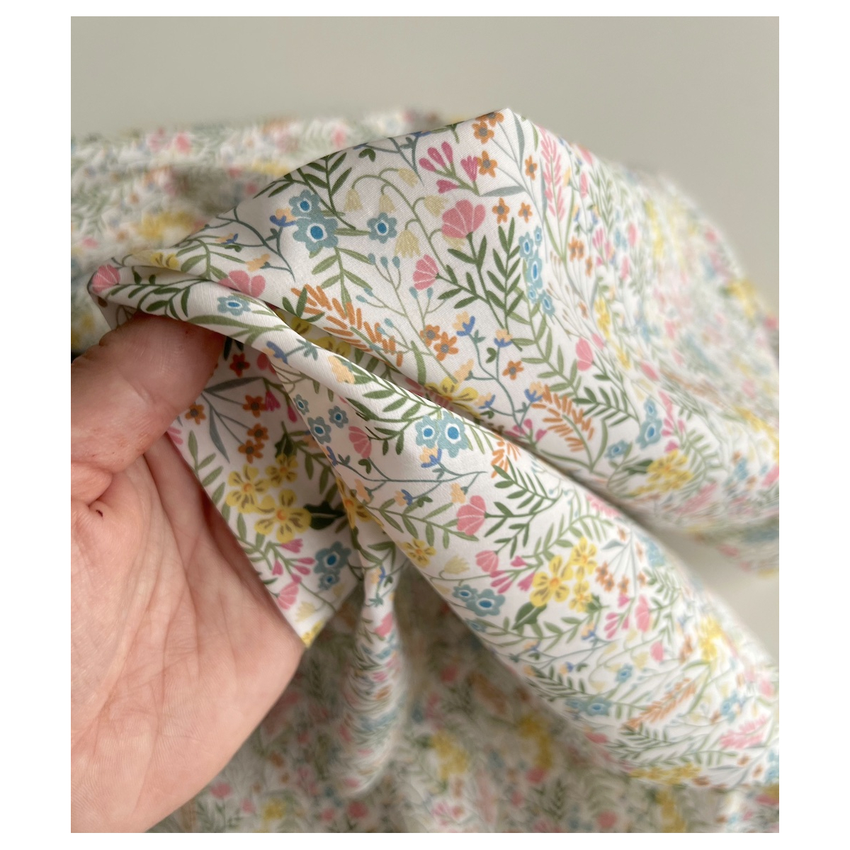 Lucie - Popeline classique coton BIO fond blanc à motifs fleuri vert Tissus issus de l'agriculture biologique  - 2
