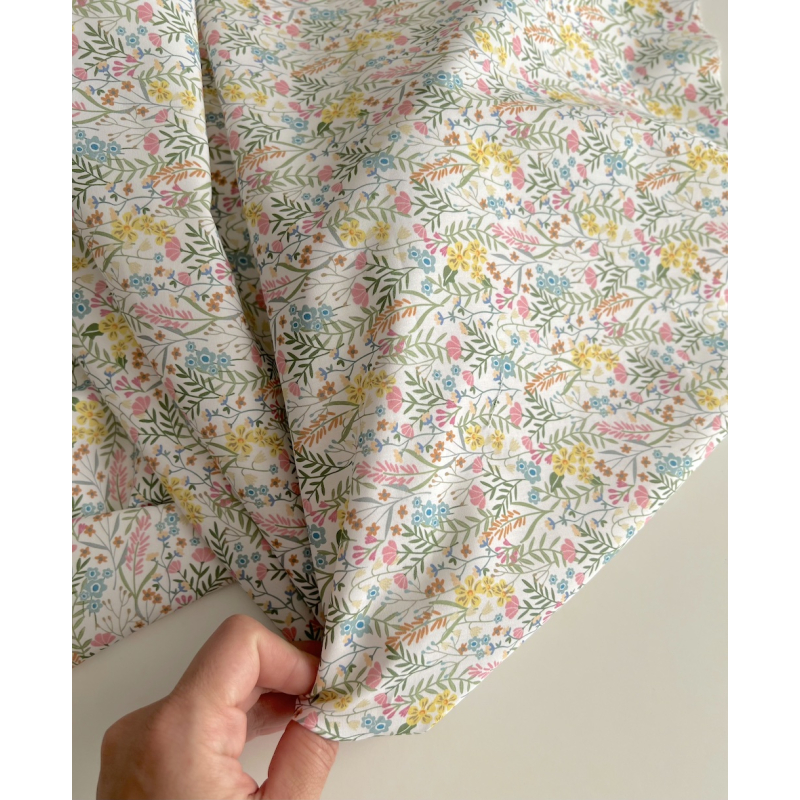 Lucie - Popeline classique coton BIO fond blanc à motifs fleuri vert Tissus issus de l'agriculture biologique  - 3
