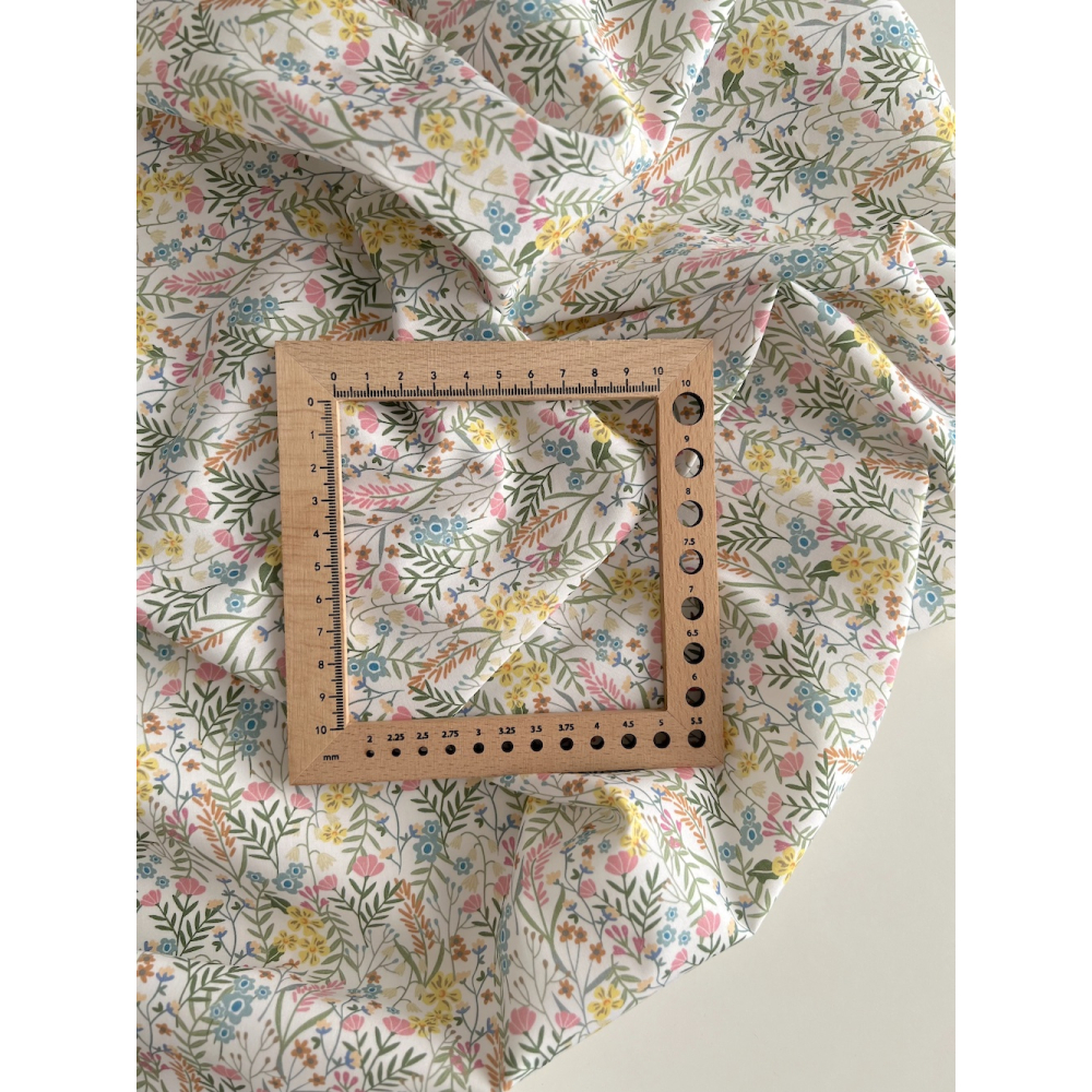 Lucie - Popeline classique coton BIO fond blanc à motifs fleuri vert Tissus issus de l'agriculture biologique  - 4