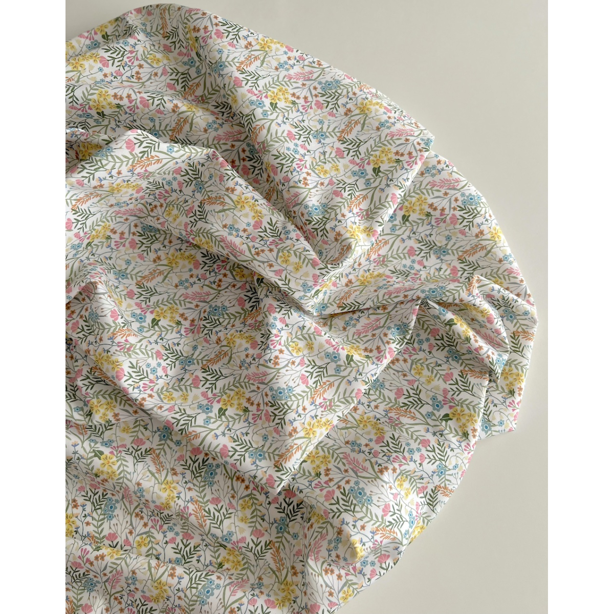 Lucie - Popeline classique coton BIO fond blanc à motifs fleuri vert Tissus issus de l'agriculture biologique  - 5