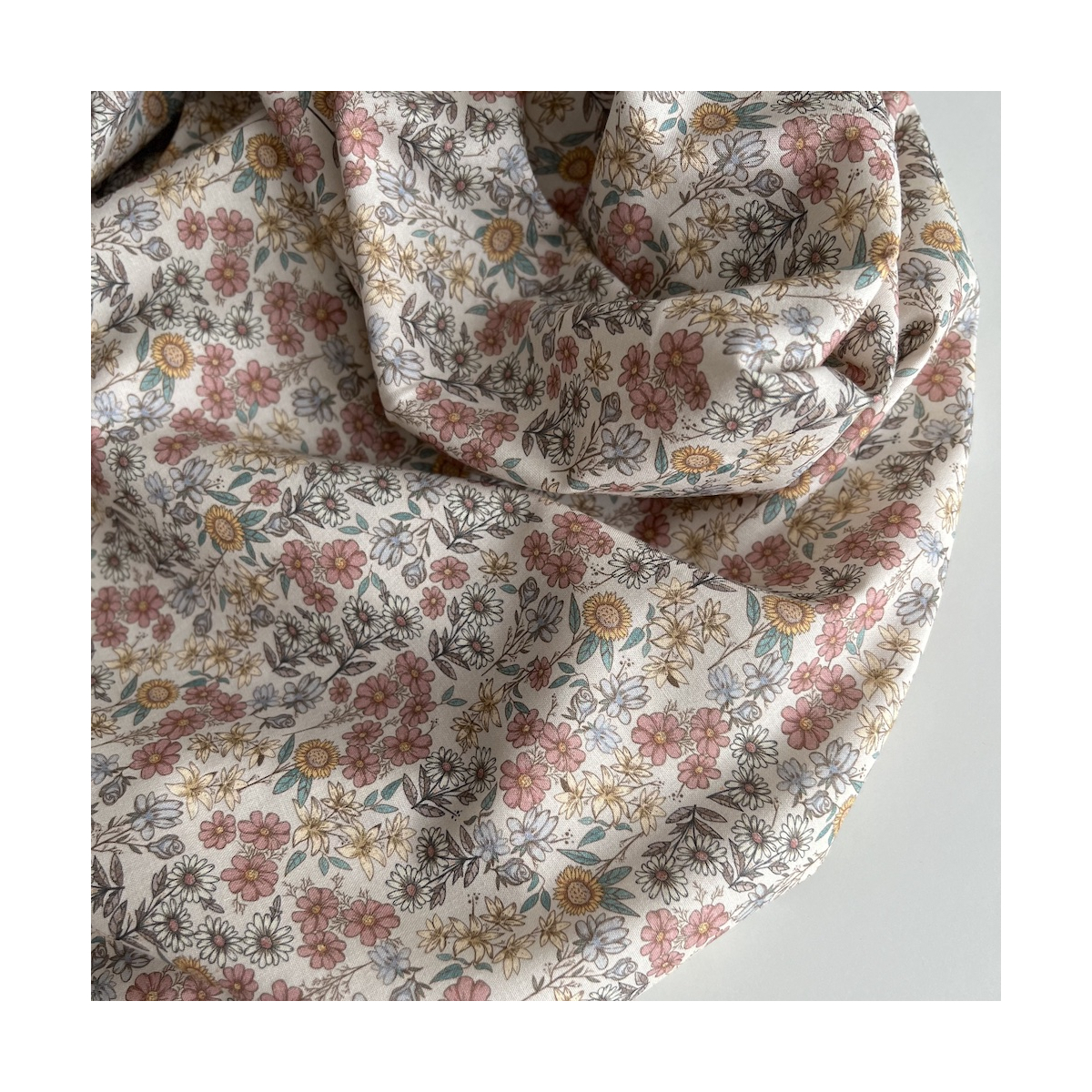 Juliette - Popeline de coton douce BIO imprimé fleurs fanées Tissus issus de l'agriculture biologique  - 2