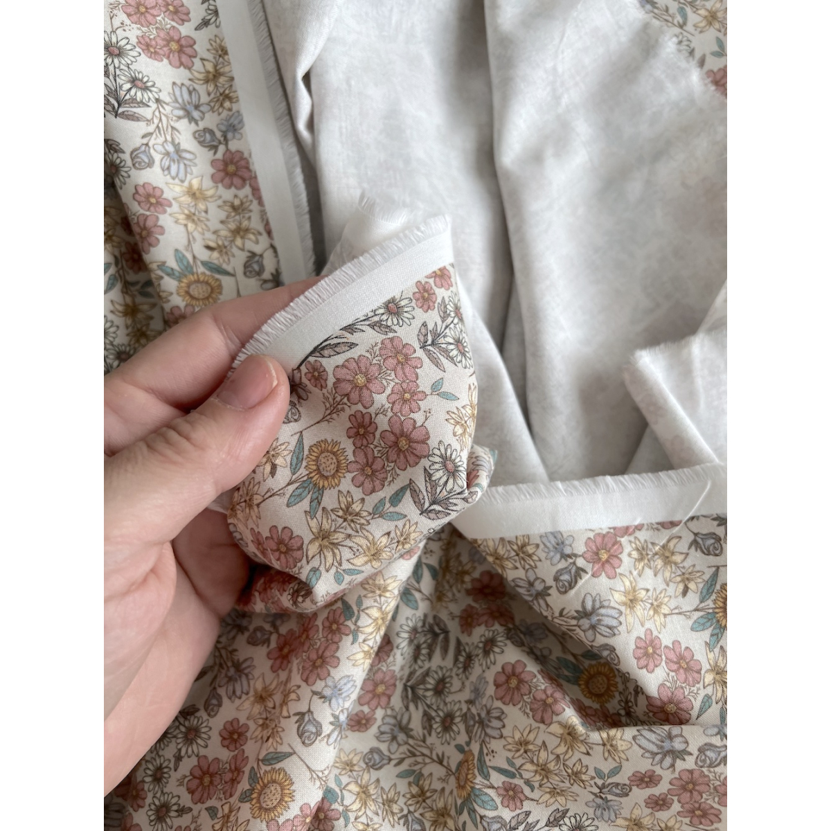 Juliette - Popeline de coton douce BIO imprimé fleurs fanées Tissus issus de l'agriculture biologique  - 8