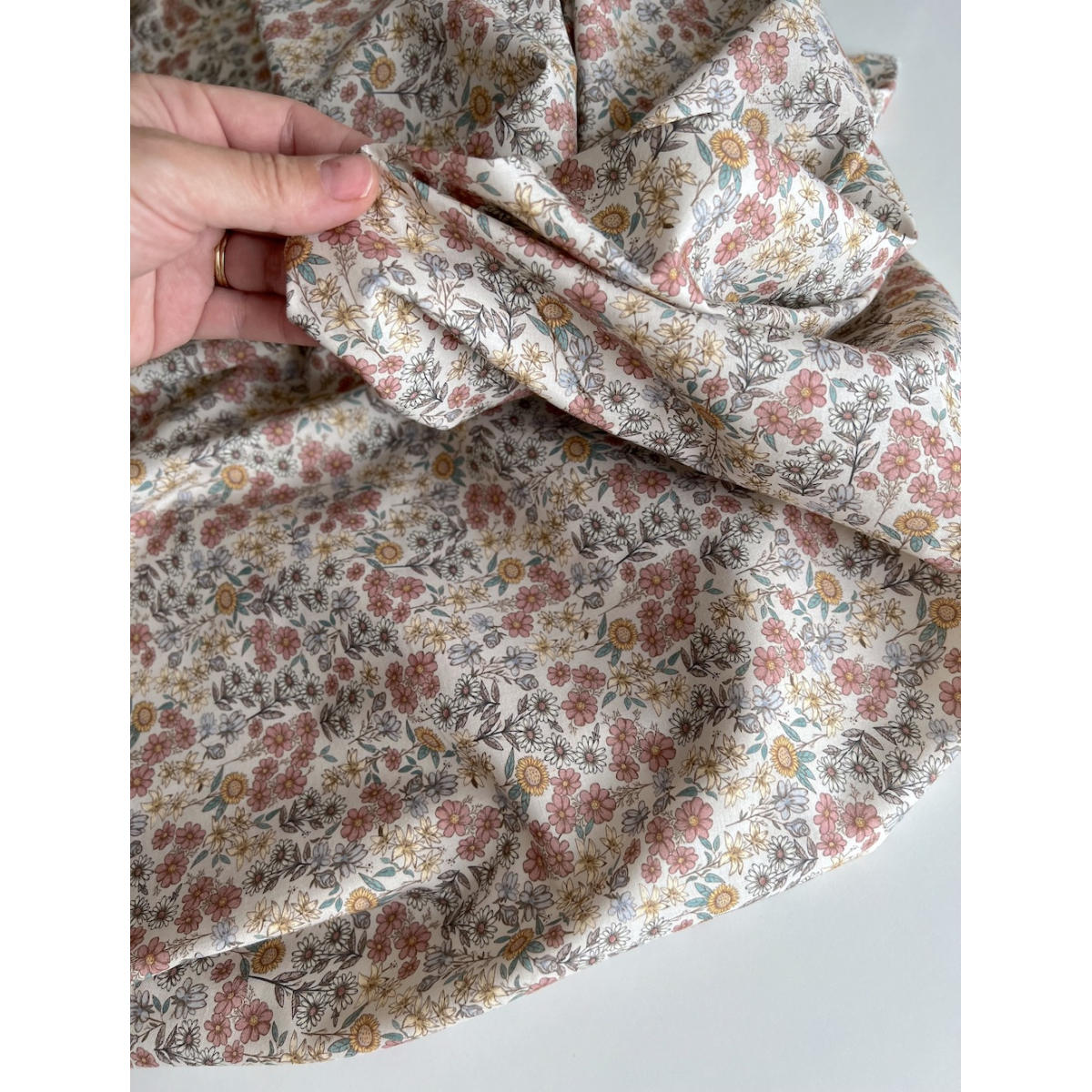 Juliette - Popeline de coton douce BIO imprimé fleurs fanées Tissus issus de l'agriculture biologique  - 9