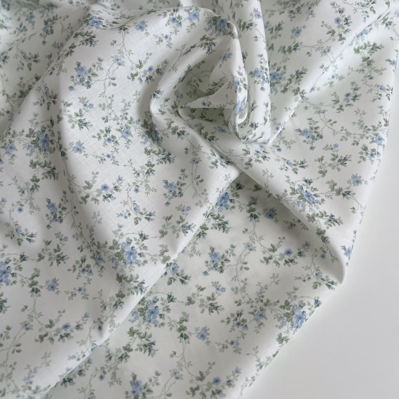Pippa - Batiste de coton bio SILKYNE à imprimé fleuri bleu/vert Tissus issus de l'agriculture biologique  - 1