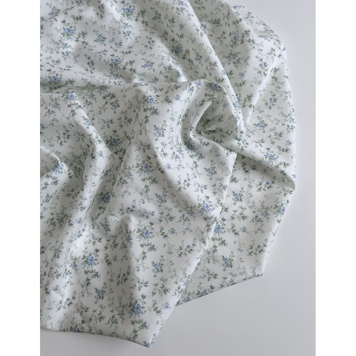 Pippa - Batiste de coton bio SILKYNE à imprimé fleuri bleu/vert Tissus issus de l'agriculture biologique  - 4 Pippa - Batiste de coton bio SILKYNE à imprimé fleuri bleu/vert Tissus issus de l'agriculture biologique  - 4