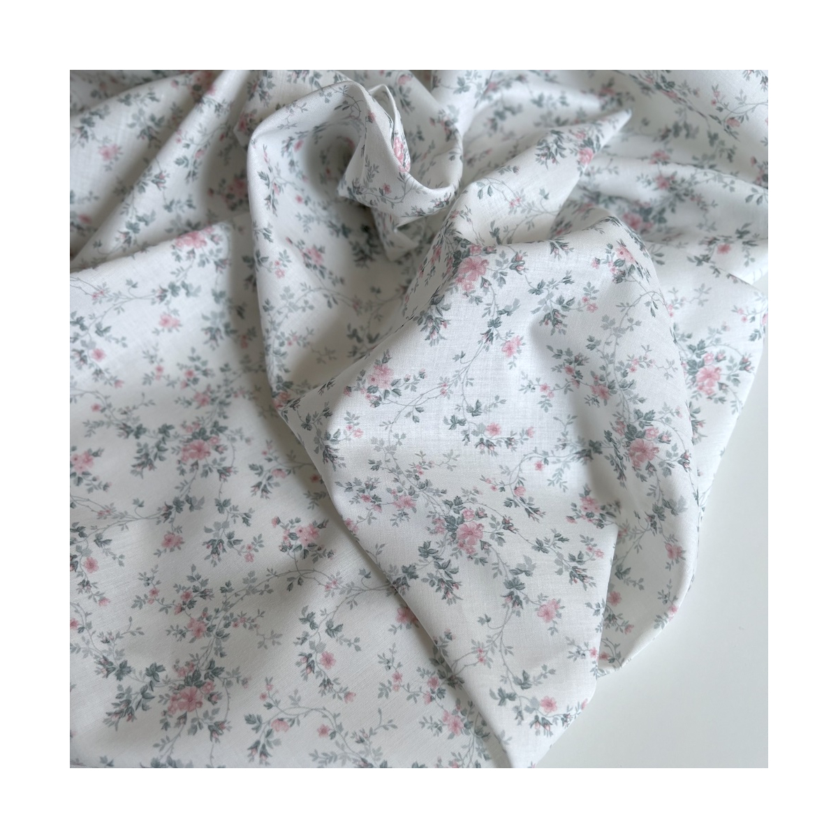 Pippa - Batiste de coton bio SILKYNE à imprimé fleuri rose /vert sauge Tissus issus de l'agriculture biologique  - 1 Pippa - Batiste de coton bio SILKYNE à imprimé fleuri rose /vert sauge Tissus issus de l'agriculture biologique  - 1