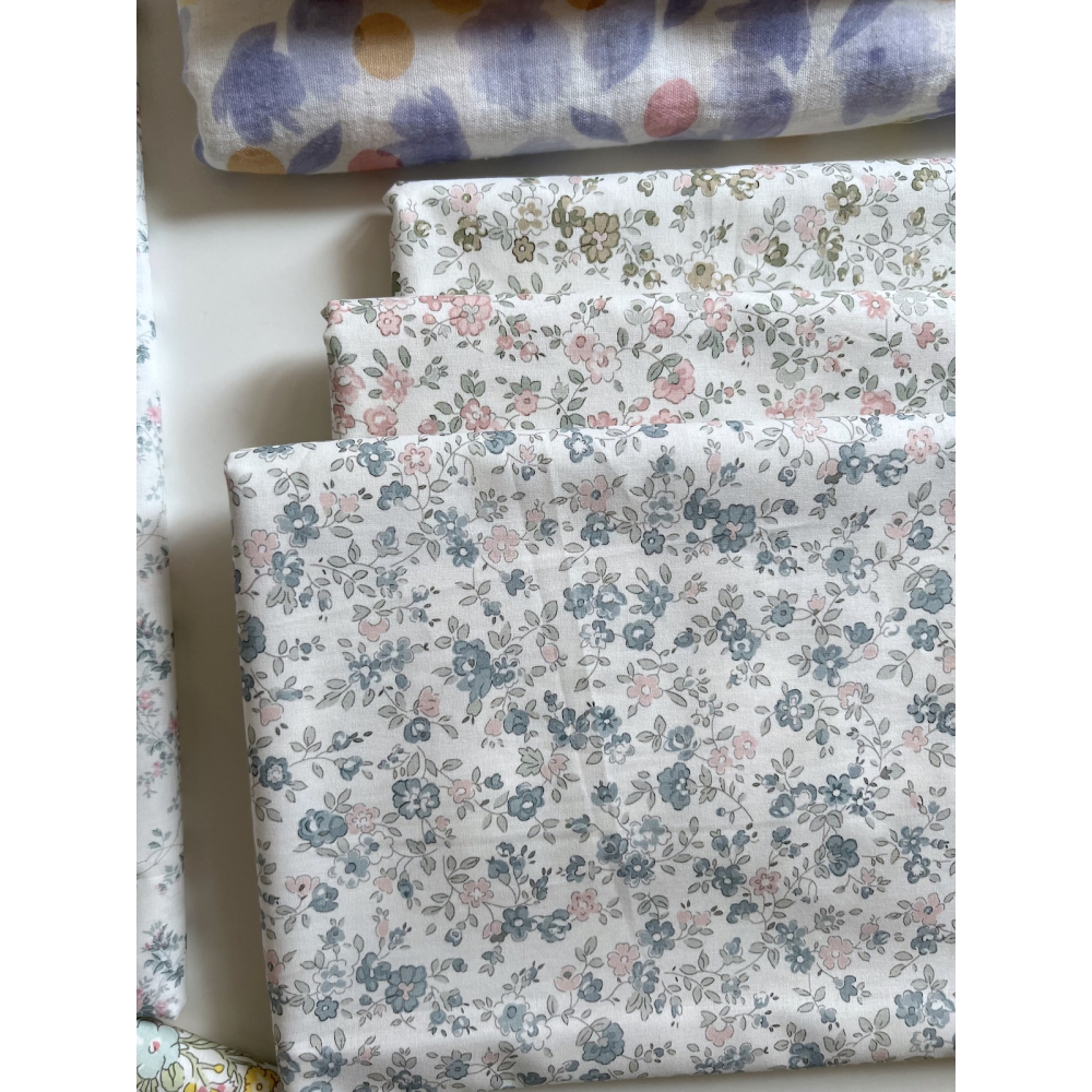 June - Popeline de coton douce BIO imprimé fleuri vert fané et rose Tissus issus de l'agriculture biologique  - 10