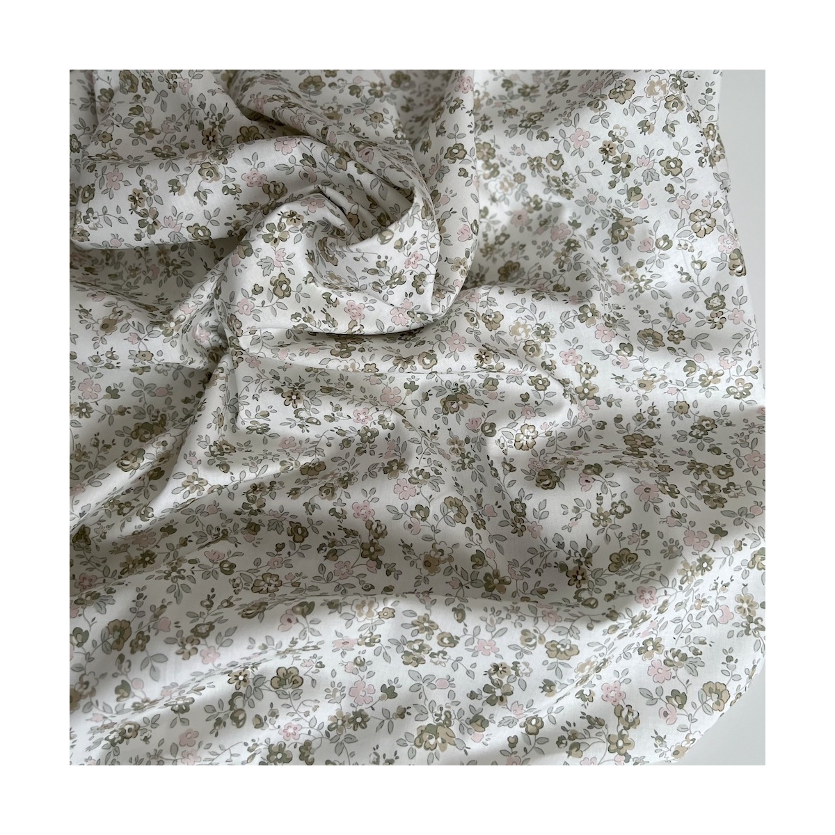 June - Popeline de coton douce BIO imprimé fleuri vert fané et rose Tissus issus de l'agriculture biologique  - 1