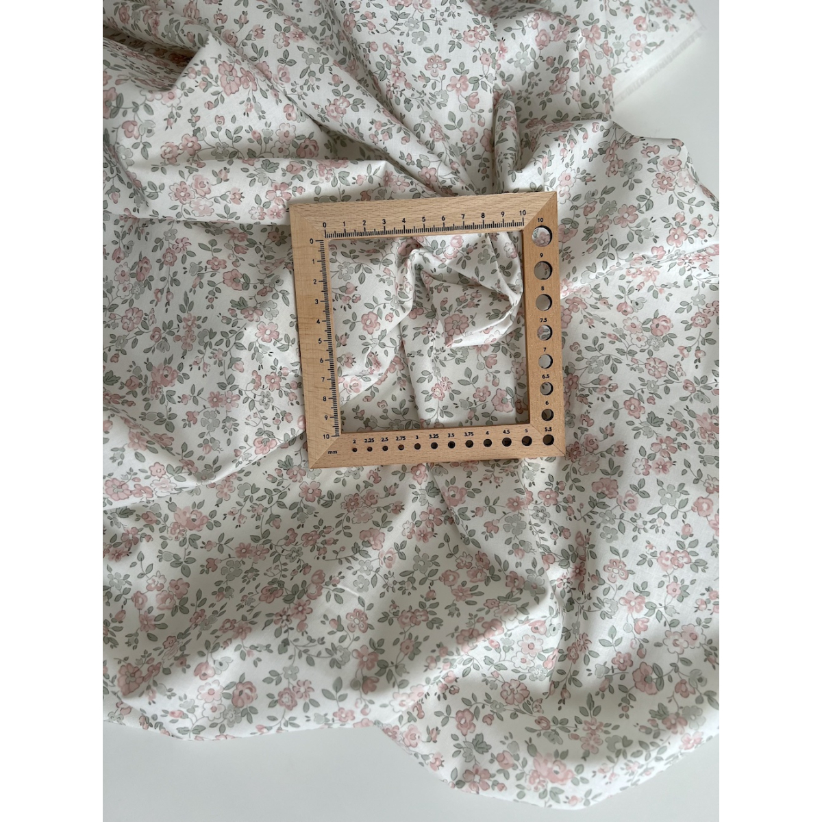 June - Popeline de coton douce BIO imprimé fleuri vert sauge et rose Tissus issus de l'agriculture biologique  - 7