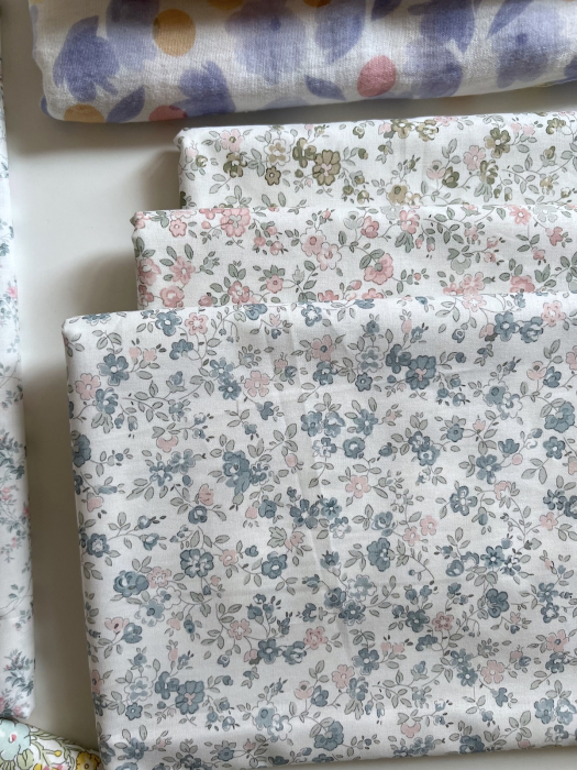 June - Popeline de coton douce BIO imprimé fleuri bleu et rose Tissus issus de l'agriculture biologique  - 11