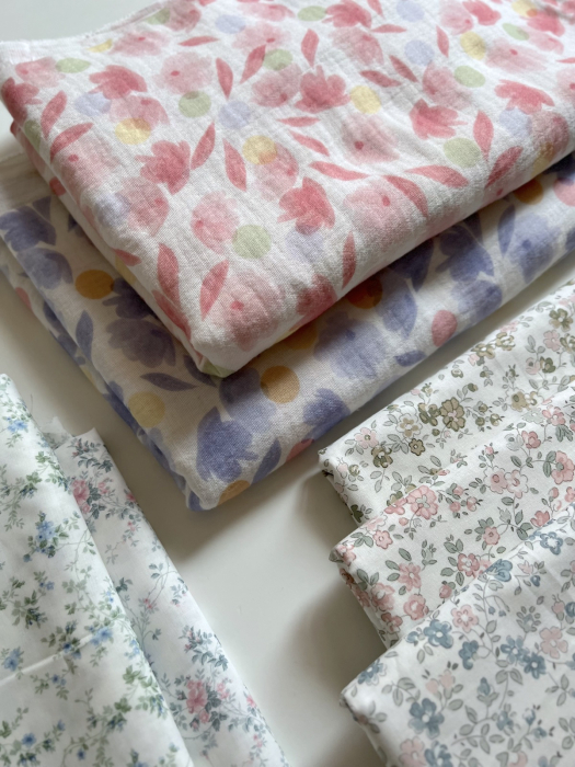 June - Popeline de coton douce BIO imprimé fleuri bleu et rose Tissus issus de l'agriculture biologique  - 13