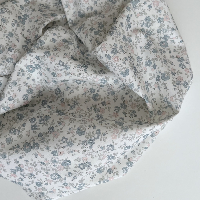 June - Popeline de coton douce BIO imprimé fleuri bleu et rose Tissus issus de l'agriculture biologique  - 1