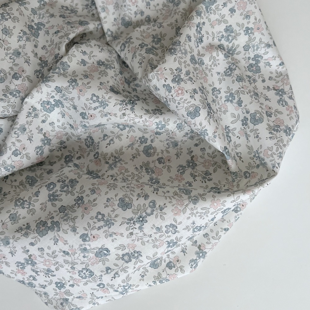 June - Popeline de coton douce BIO imprimé fleuri bleu et rose Tissus issus de l'agriculture biologique  - 1