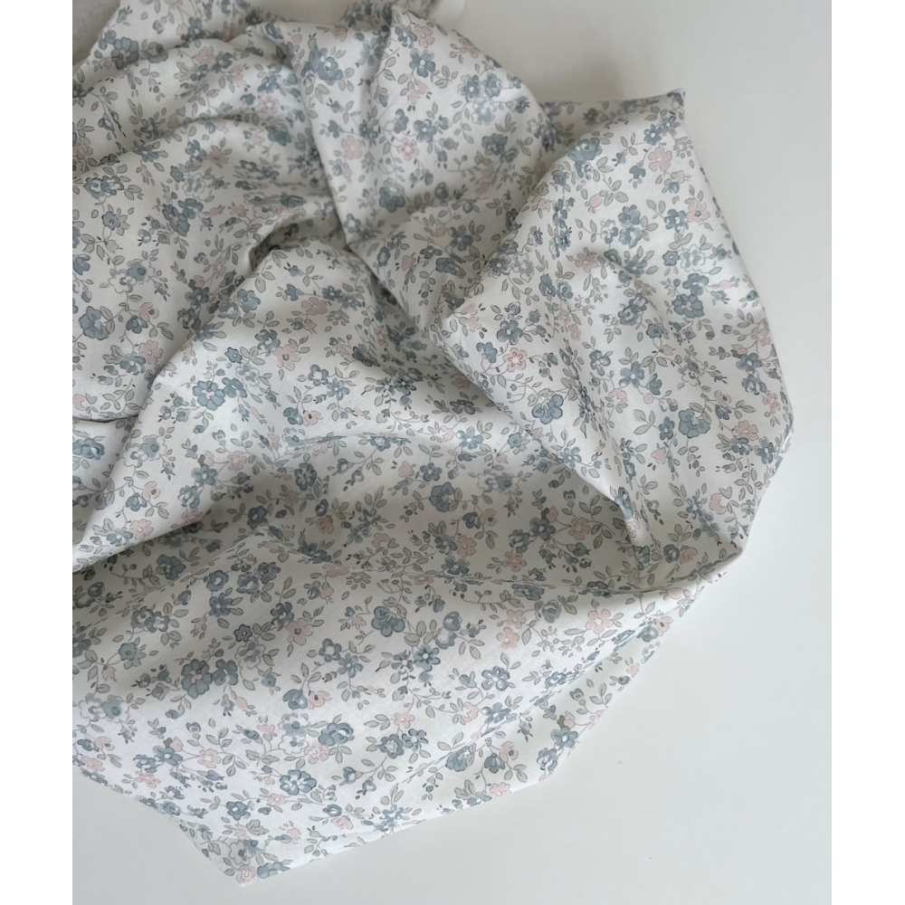 June - Popeline de coton douce BIO imprimé fleuri bleu et rose Tissus issus de l'agriculture biologique  - 3