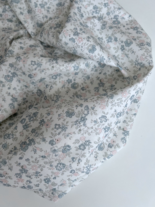 June - Popeline de coton douce BIO imprimé fleuri bleu et rose Tissus issus de l'agriculture biologique  - 4