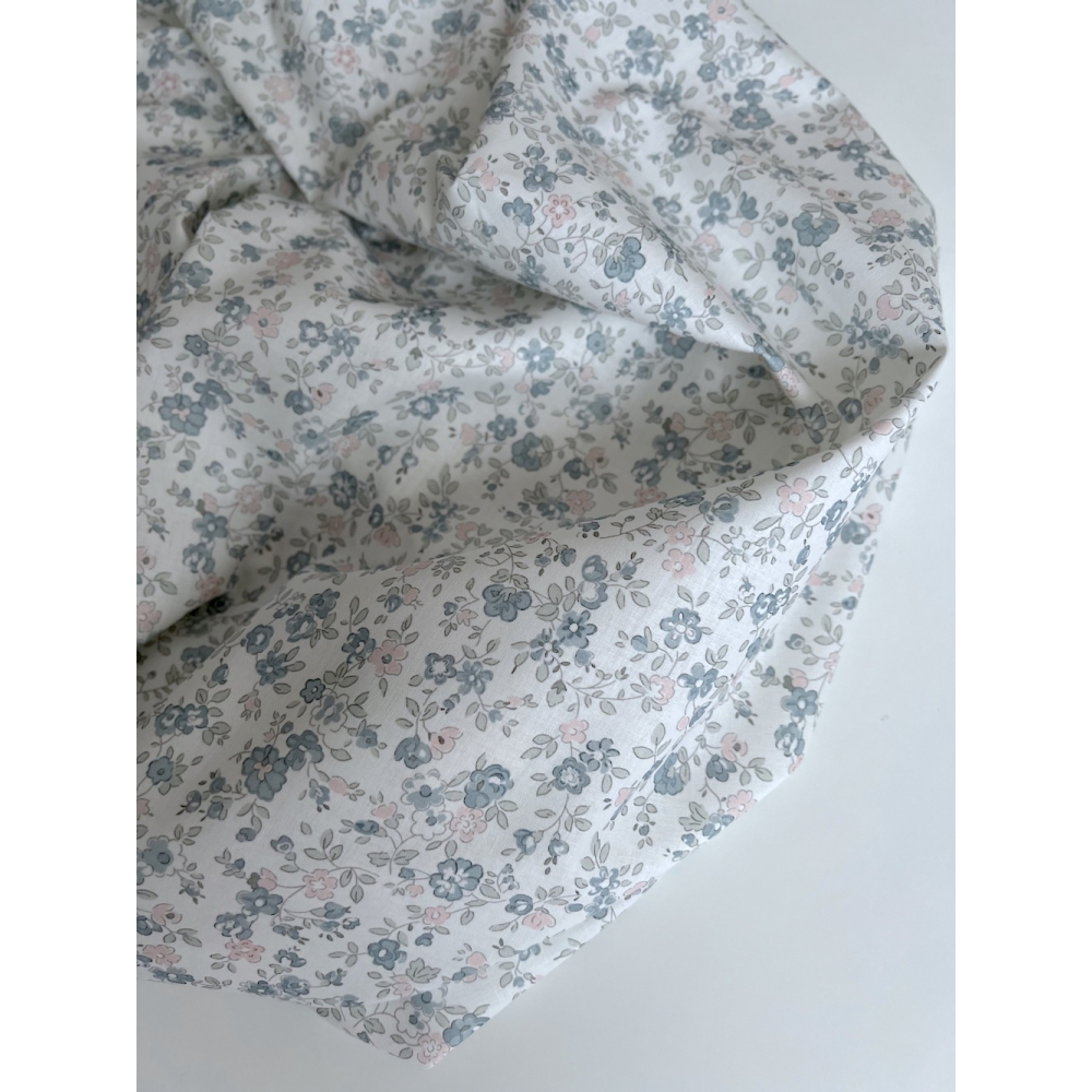 June - Popeline de coton douce BIO imprimé fleuri bleu et rose Tissus issus de l'agriculture biologique  - 4