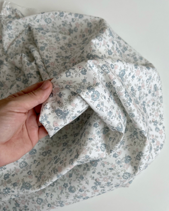 June - Popeline de coton douce BIO imprimé fleuri bleu et rose Tissus issus de l'agriculture biologique  - 7
