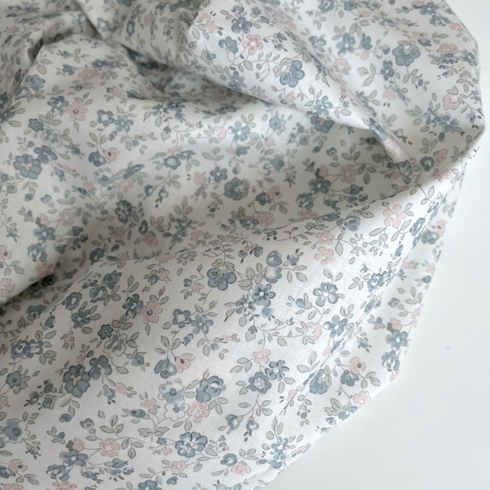 June - Popeline de coton douce BIO imprimé fleuri bleu et rose Tissus issus de l'agriculture biologique  - 10
