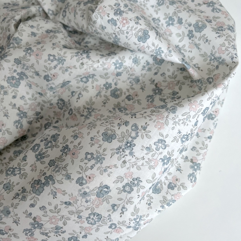 June - Popeline de coton douce BIO imprimé fleuri bleu et rose Tissus issus de l'agriculture biologique  - 10