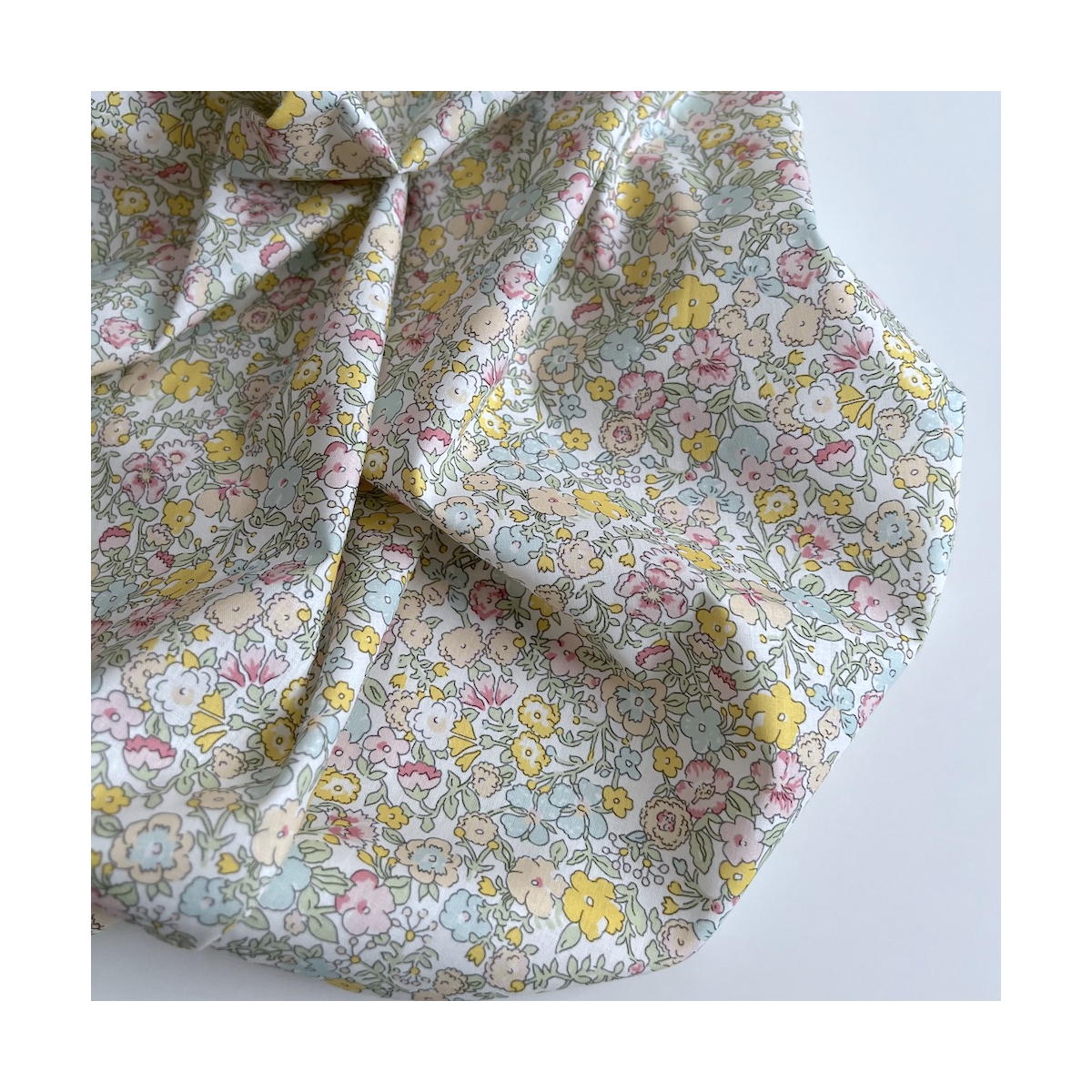 Ophelie - Popeline de coton douce BIO imprimé fleuri jaune, vert, bleu Tissus issus de l'agriculture biologique  - 1