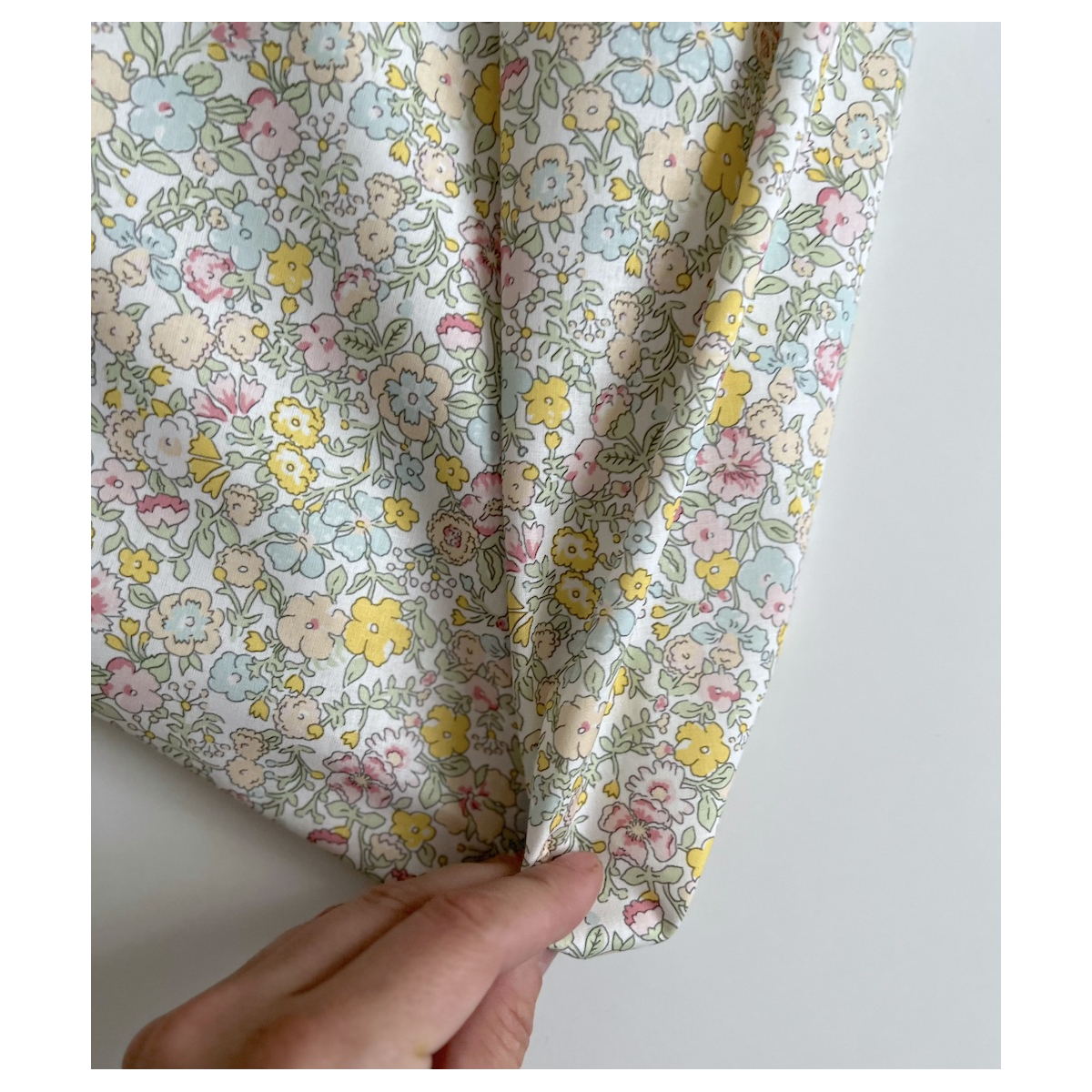 Ophelie - Popeline de coton douce BIO imprimé fleuri jaune, vert, bleu Tissus issus de l'agriculture biologique  - 7